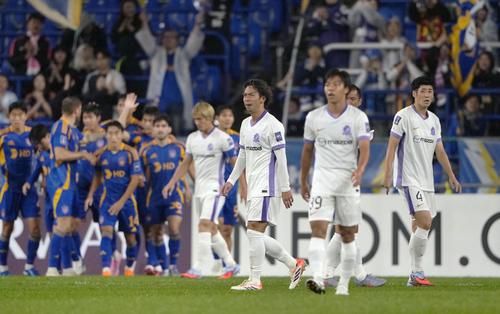 広島―蔚山　前半、蔚山に先制ゴールを許した広島イレブン＝蔚山（共同）