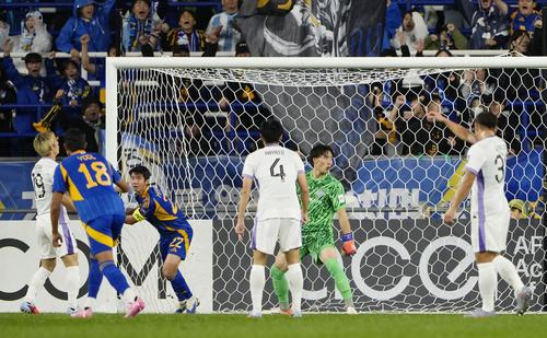 広島―蔚山　前半、先制ゴールを許した広島・GK大迫（右から2人目）＝蔚山（共同）