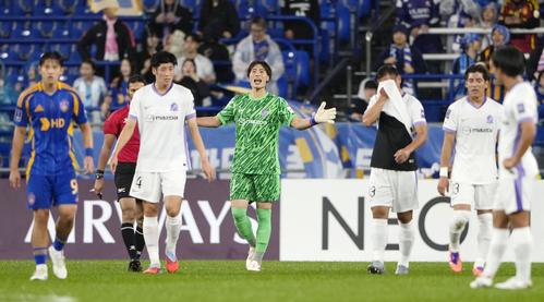 広島―蔚山　前半、先制ゴールを許したGK大迫（左から3人目）ら広島イレブン＝蔚山（共同）