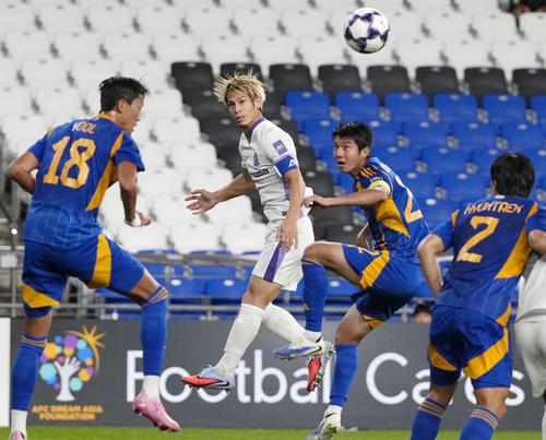 広島―蔚山　前半、ヘディングで競り合う広島・佐々木（左から2人目）＝蔚山（共同）