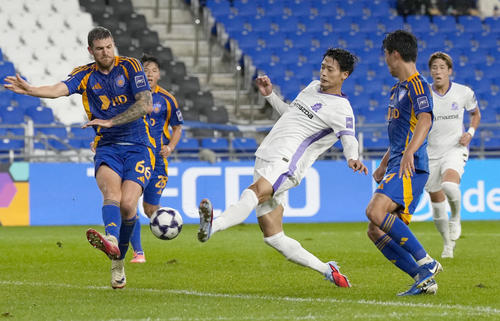 広島―蔚山　前半、ゴールを狙う広島・木下（中央）＝蔚山（共同）