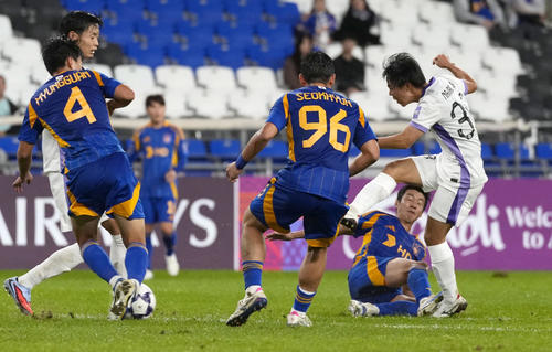 広島―蔚山　前半、ゴールを狙う広島・中村（右端）＝蔚山（共同）