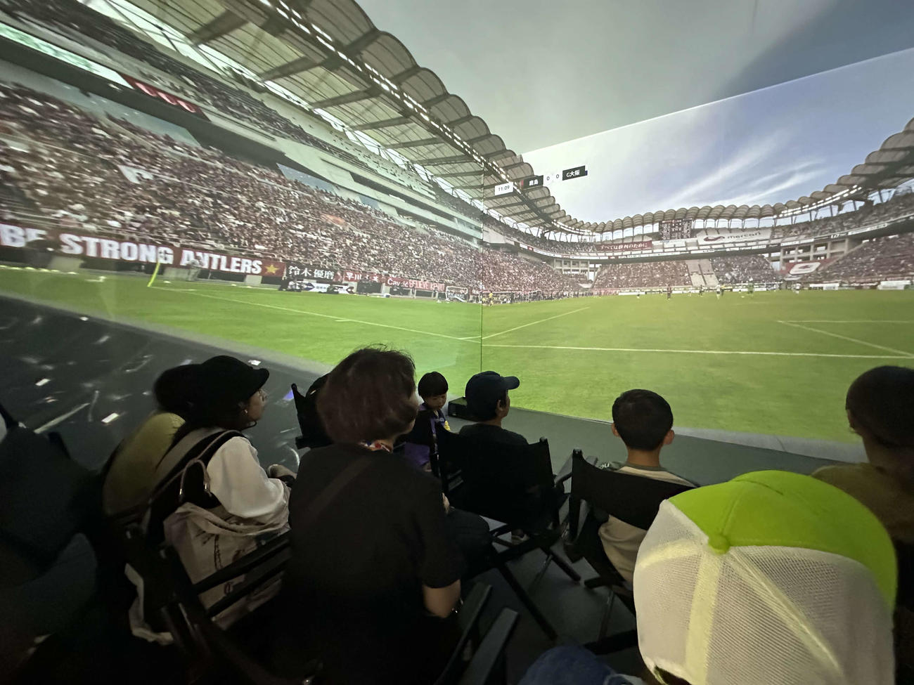 空間VR「uralaa（うらら）」を使い、10月5日に関西・大阪万博で行われたイマーシブサッカー中継の様子（提供・フォレストデジタル株式会社）