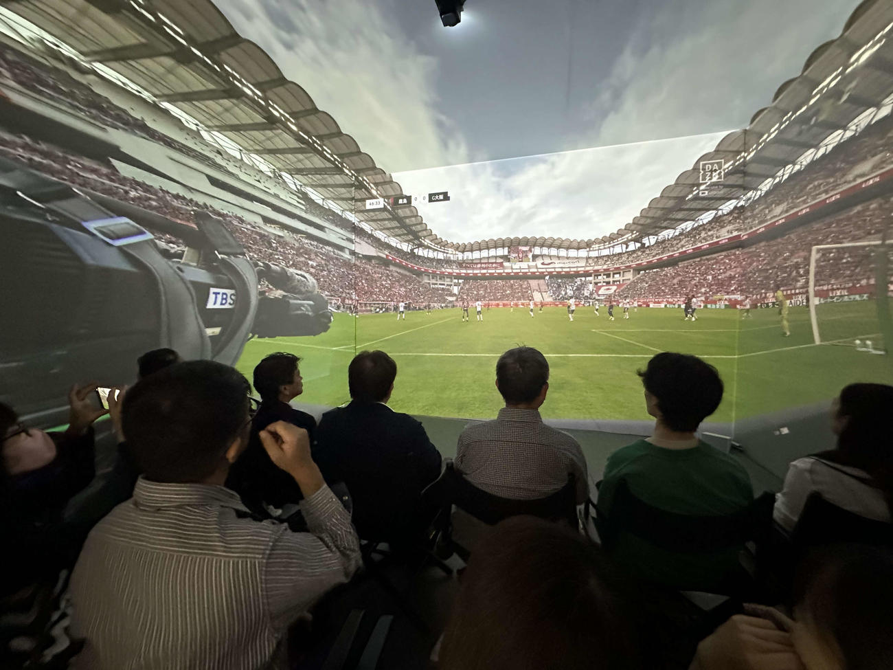 空間VR「uralaa（うらら）」を使い、10月5日に関西・大阪万博で行われたイマーシブサッカー中継の様子。中継のカメラまで臨場感たっぷり（提供・フォレストデジタル株式会社）