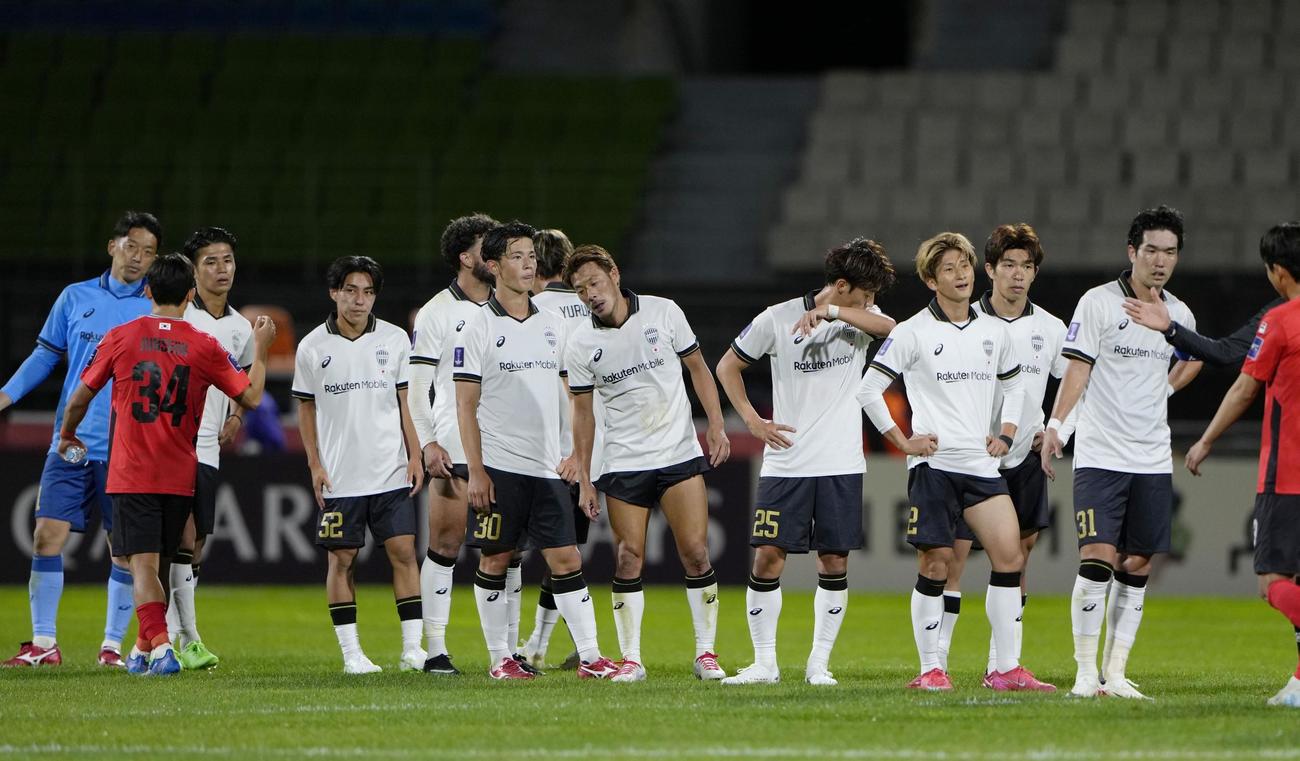 江原に敗れ、肩を落とす神戸イレブン（共同）