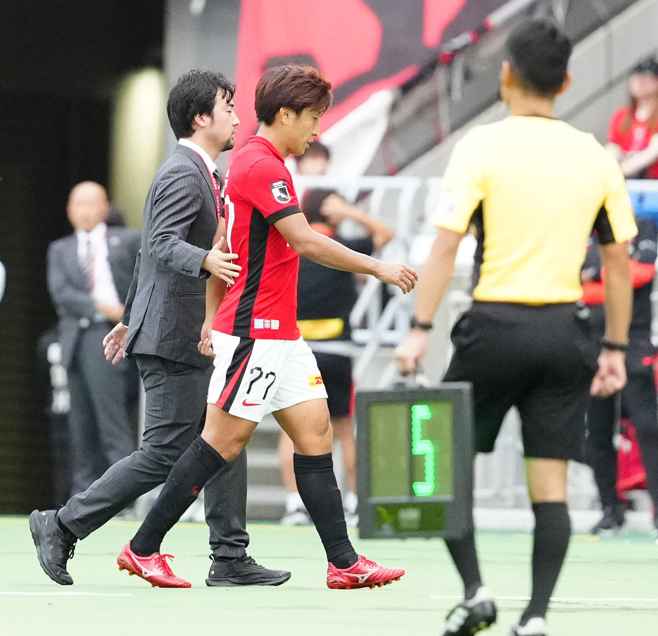 横浜対浦和　後半追加タイム、退場となり引き揚げる浦和金子（中央）（2025年10月18日撮影）