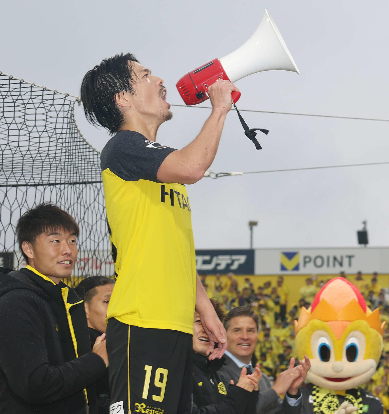柏対横浜FC　サポーターと勝利を喜ぶ柏仲間（撮影・宮地輝）