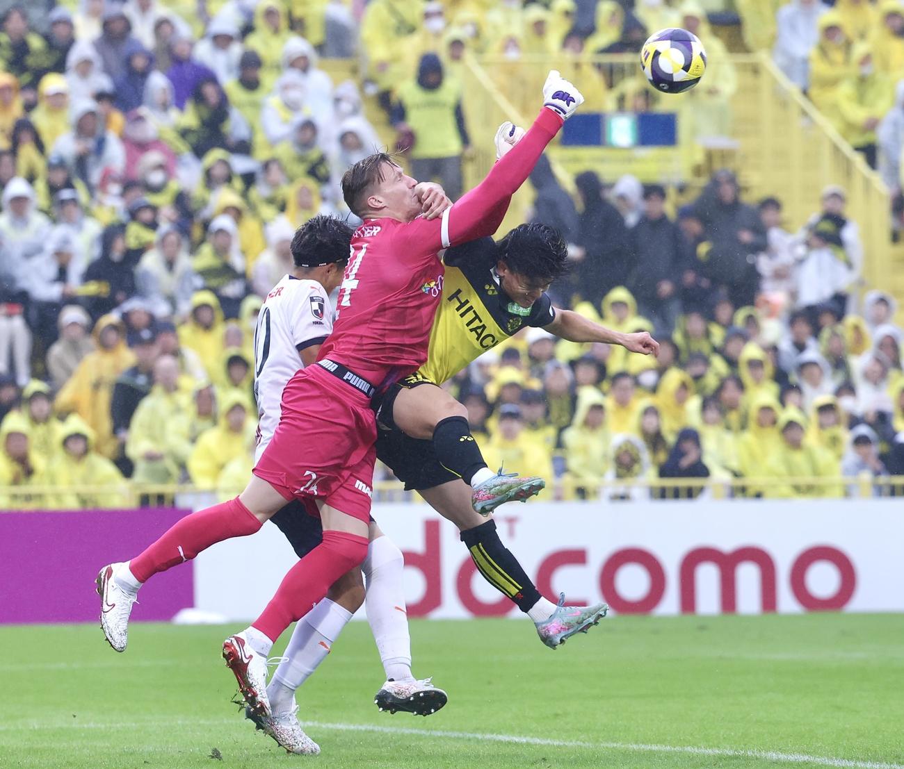 柏対横浜FC　前半、競り合う横浜FCのGKスウォビィク（左）と柏山之内