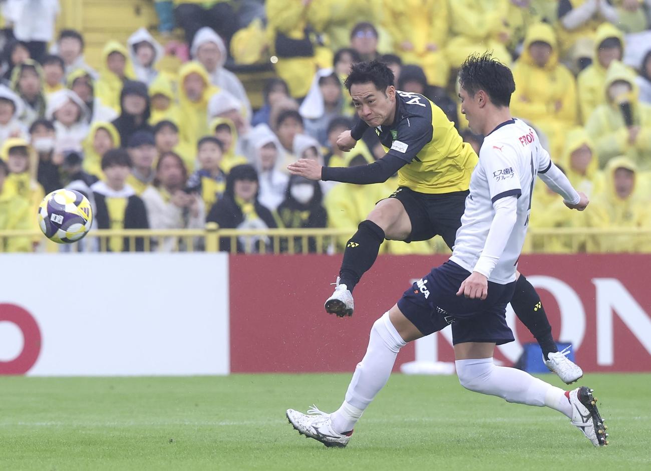 柏対横浜FC　前半、シュートを放つ柏小屋松（撮影・宮地輝）