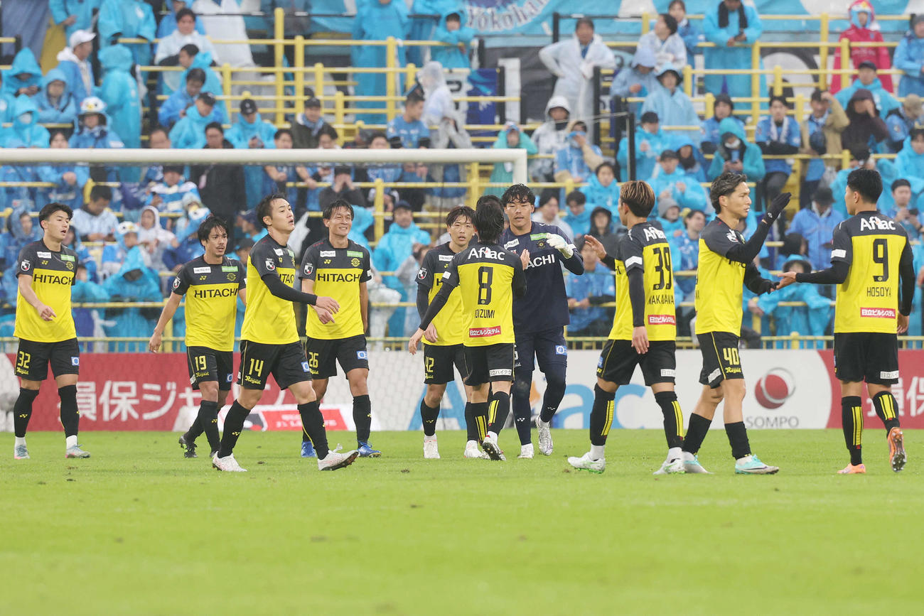 柏対横浜FC　勝利した柏（撮影・宮地輝）