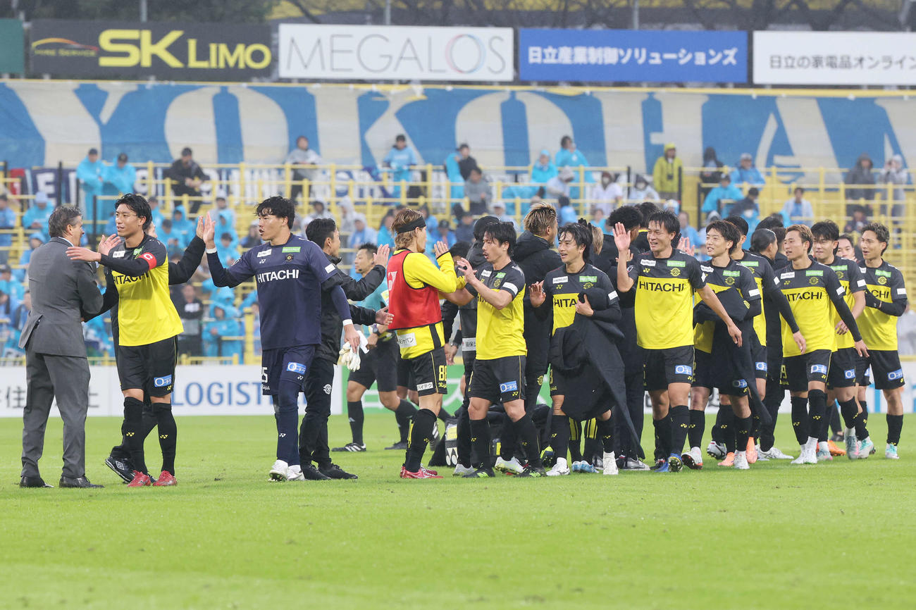 柏対横浜FC　勝利のタッチを交わす柏の選手たち（撮影・宮地輝）