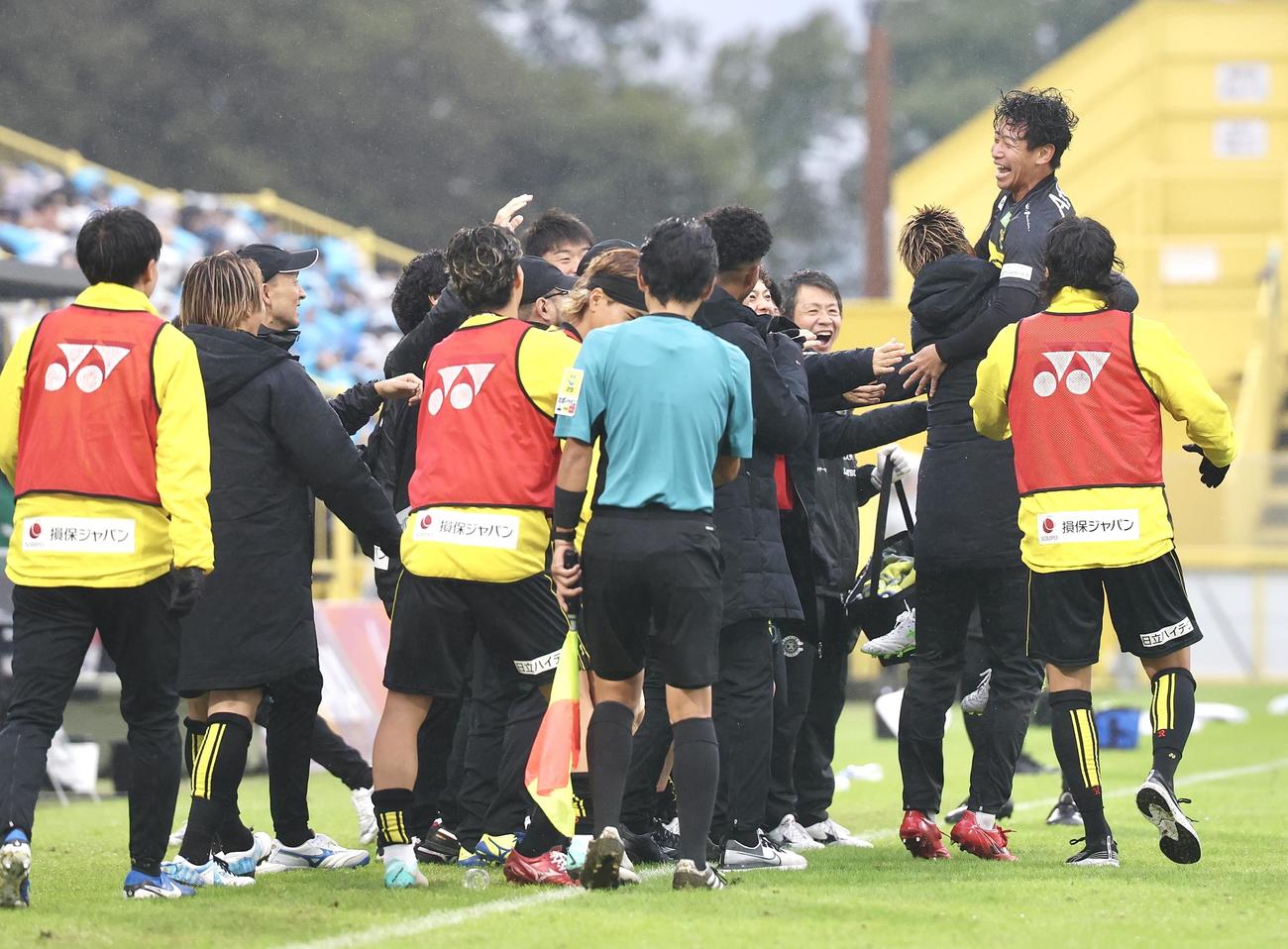 柏対横浜FC　後半、ゴールを決めチームメートと喜ぶ柏山田（撮影・宮地輝）