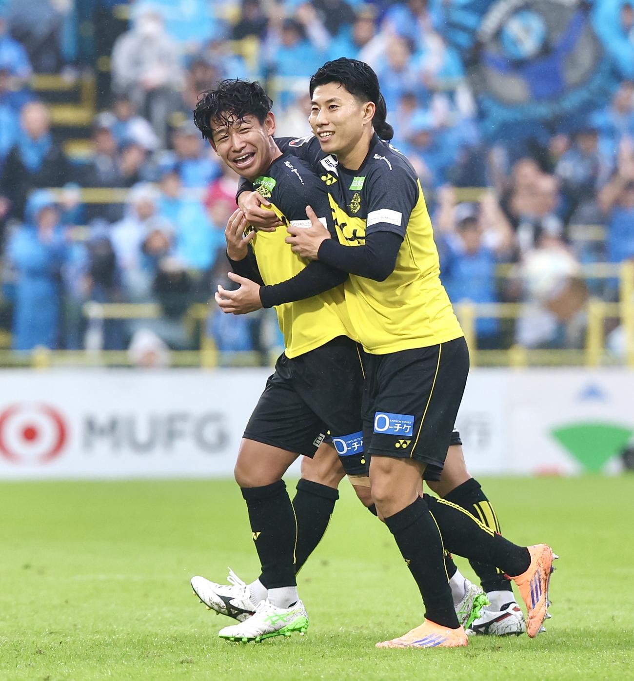 柏対横浜FC　後半、ゴールを決める柏細谷（右）と喜ぶ山田（撮影・宮地輝）