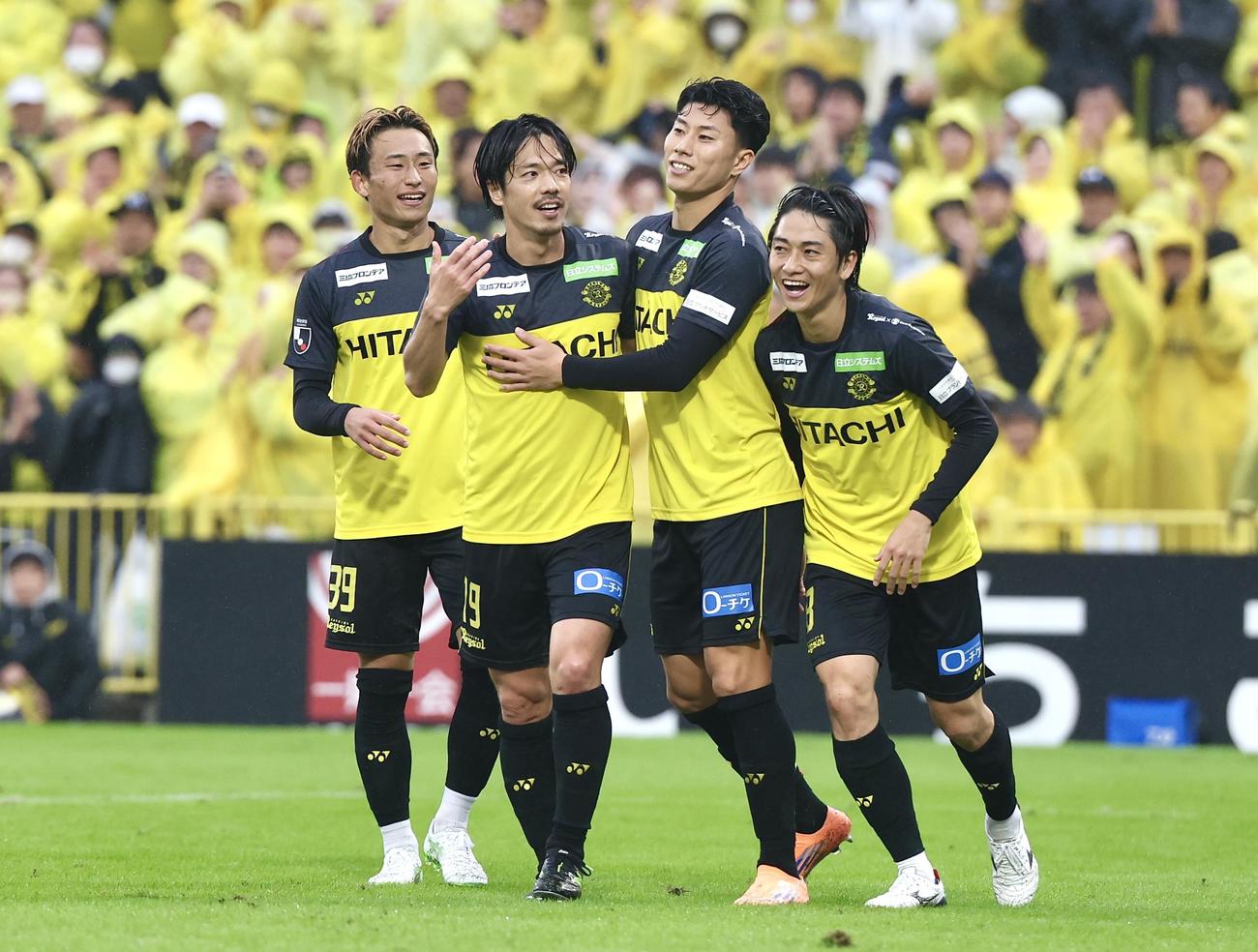 柏対横浜FC　後半、ゴールを決め柏細谷（中央右）らと喜ぶ仲間（同左）（撮影・宮地輝）