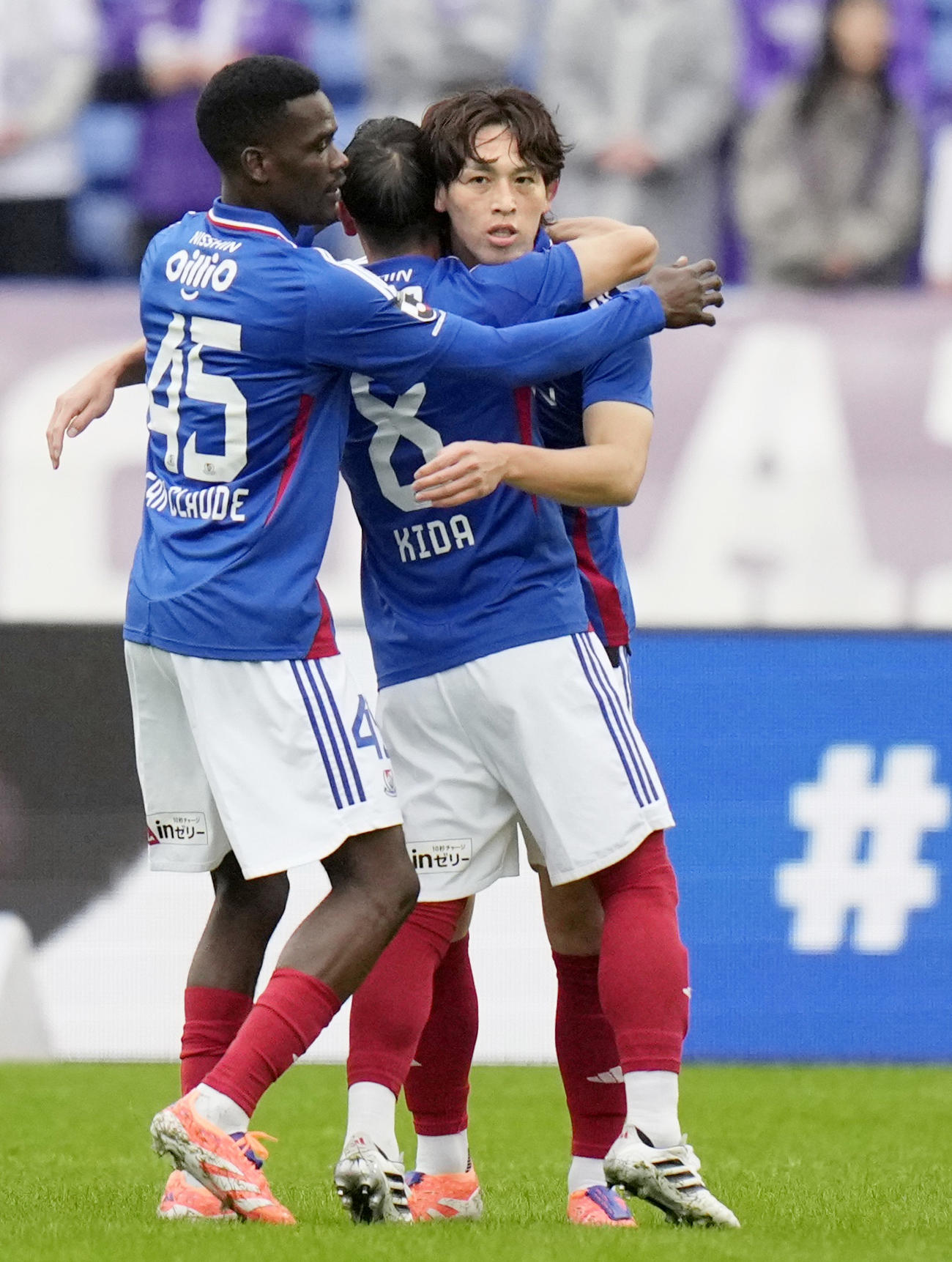 前半、先制ゴールを決め、祝福される横浜M・植中（右）（共同）