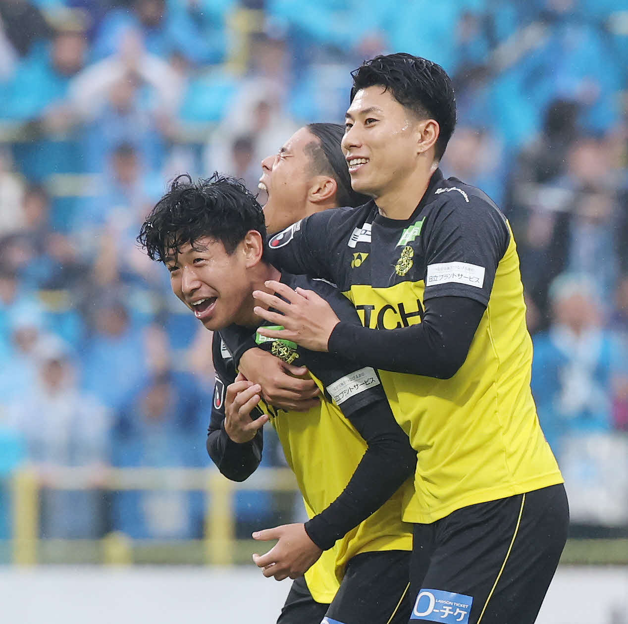 柏対横浜FC　後半、ゴールを決め柏三丸（後方）と細谷（右）と喜ぶ山田（撮影・宮地輝）