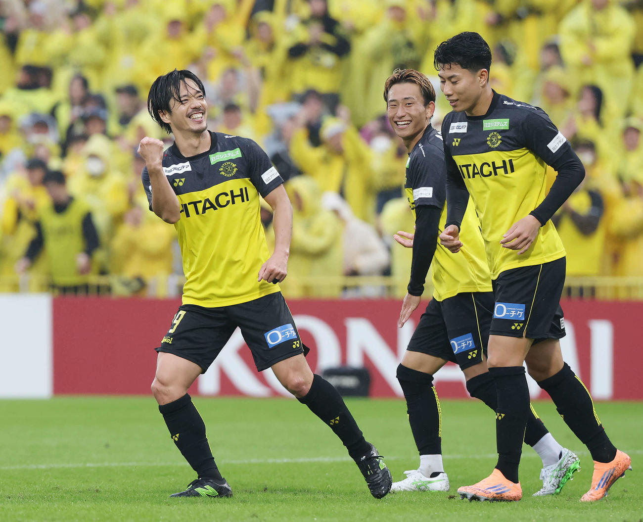 柏対横浜FC　後半、ゴールを決めガッツポーズする柏仲間（左）（撮影・宮地輝）