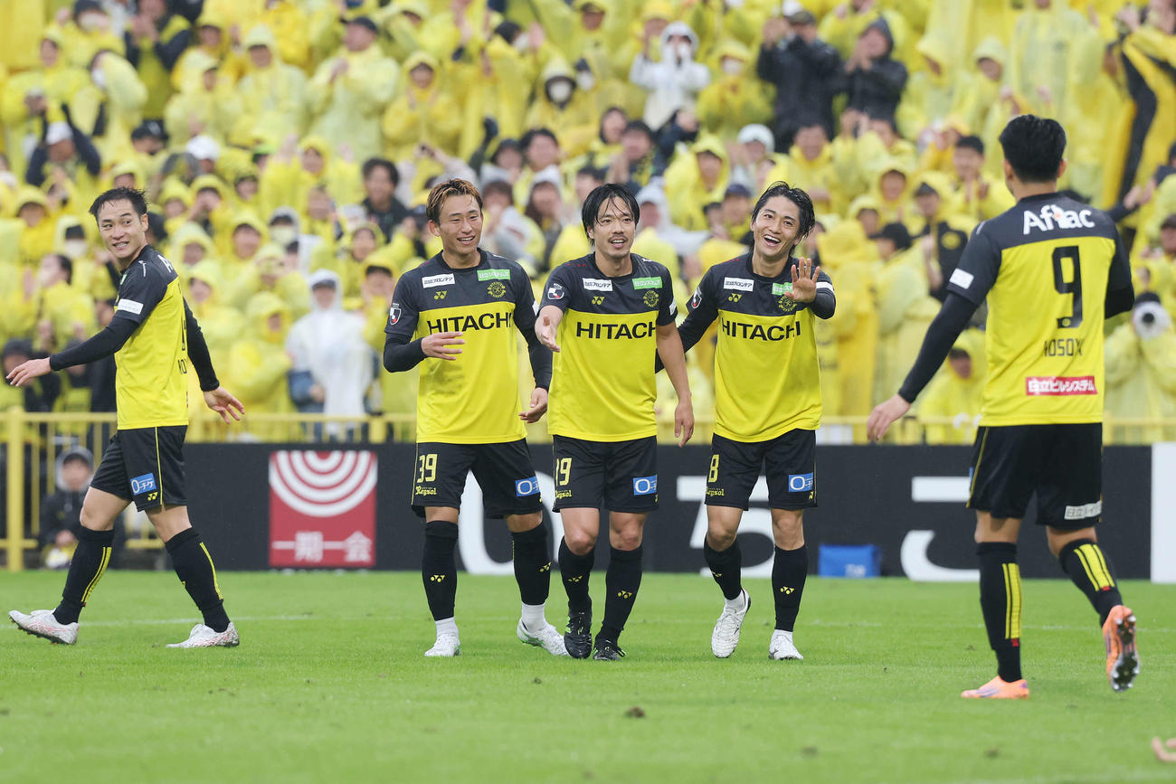柏対横浜FC　後半、ゴールを決めチームメートと喜ぶ柏仲間（中央）（撮影・宮地輝）