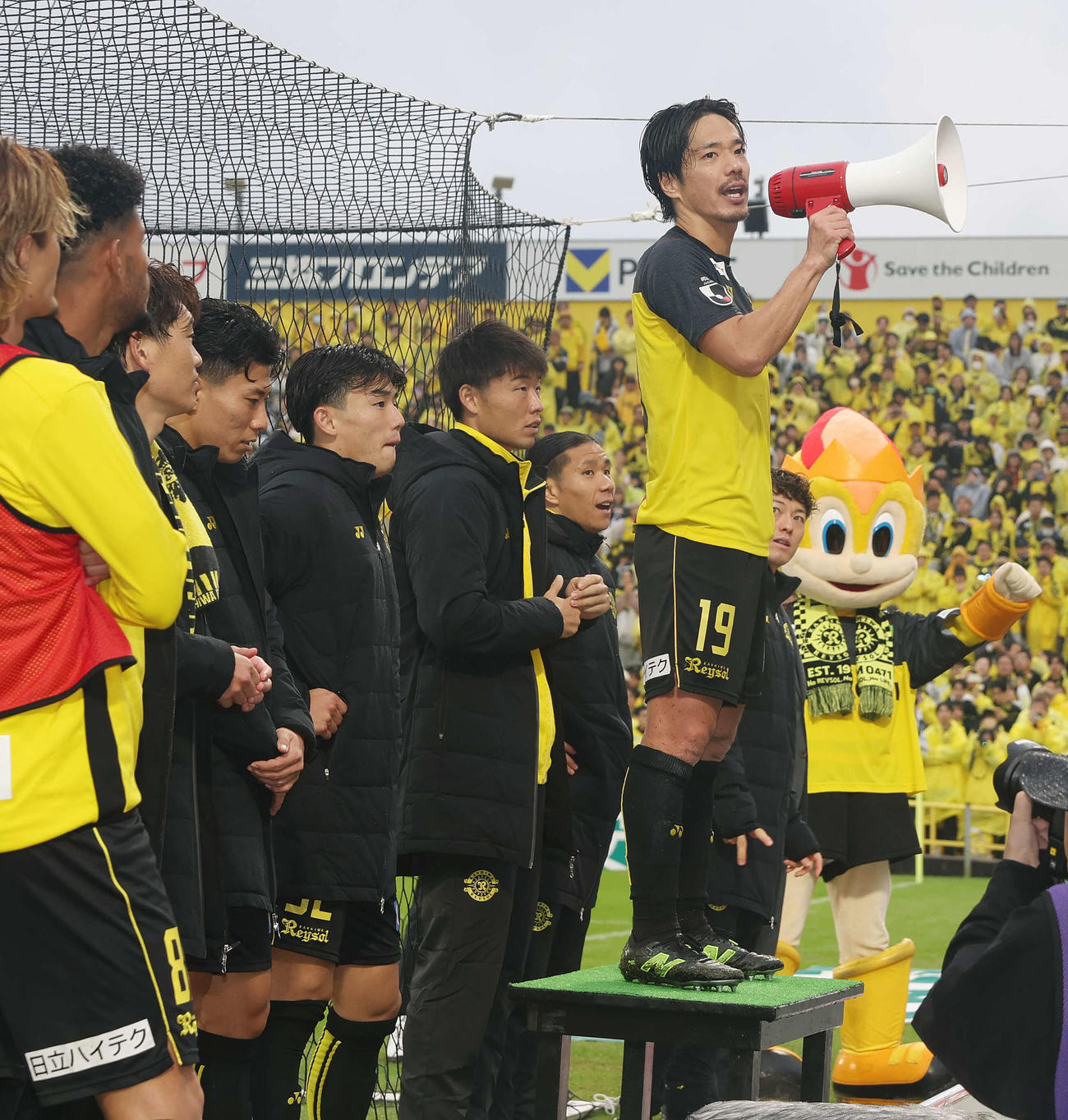 柏対横浜FC　サポーターと勝利を喜ぶ柏仲間（撮影・宮地輝）