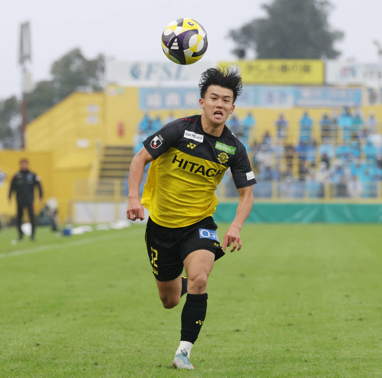 柏対横浜FC　後半、ボールを追う柏山之内（撮影・宮地輝）