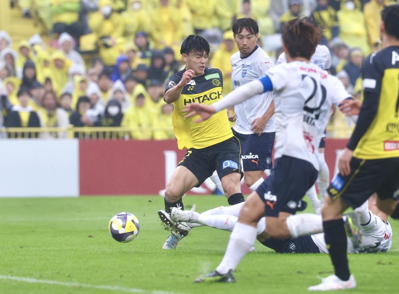 柏対横浜FC　前半、ゴールを狙う柏山之内（撮影・宮地輝）