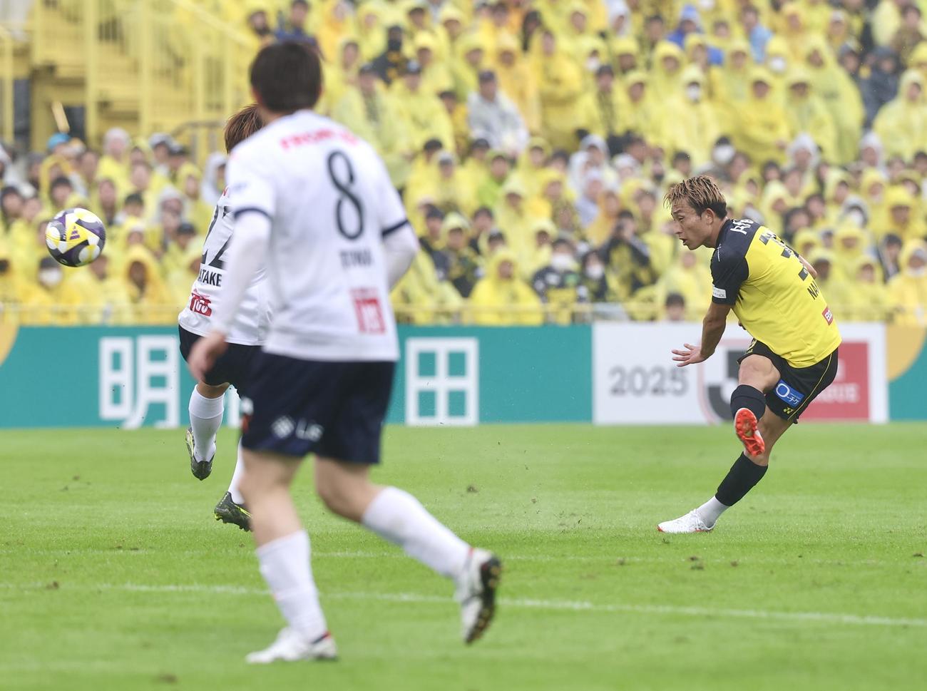 柏対横浜FC　前半、シュートを放つ柏中川（撮影・宮地輝）