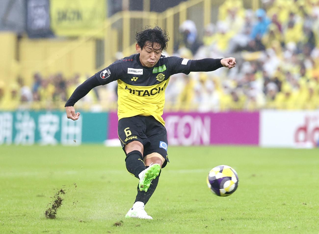 柏対横浜FC　後半、ゴールを決める柏山田（撮影・宮地輝）