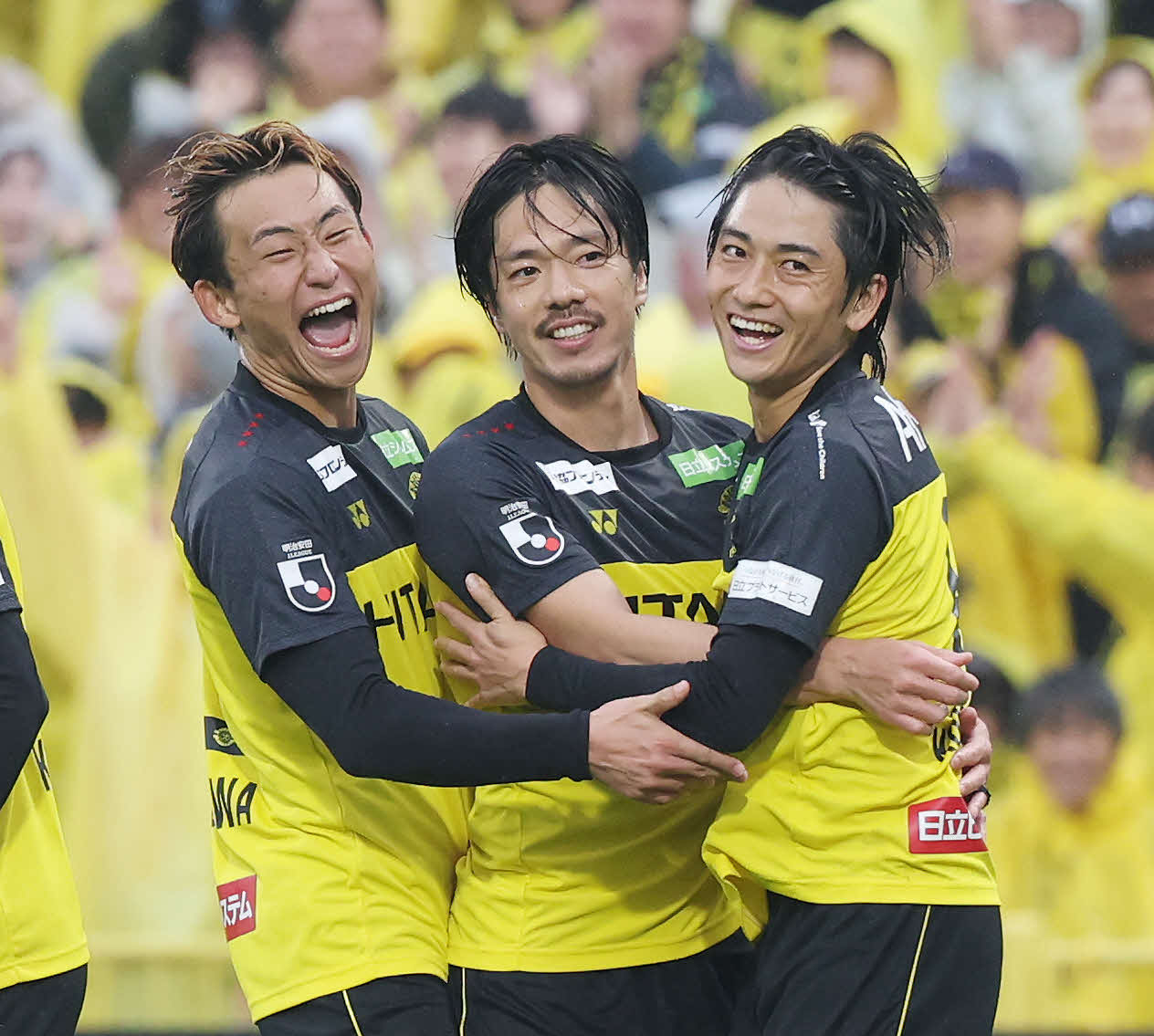 柏対横浜FC　後半、ゴールを決め柏中川（左）と小泉（右）と喜ぶ仲間（撮影・宮地輝）