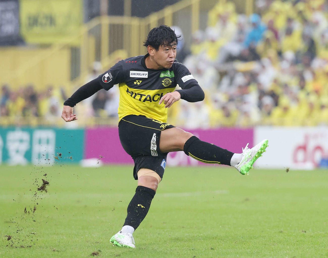 柏対横浜FC　後半、ゴールを決める柏山田（撮影・宮地輝）