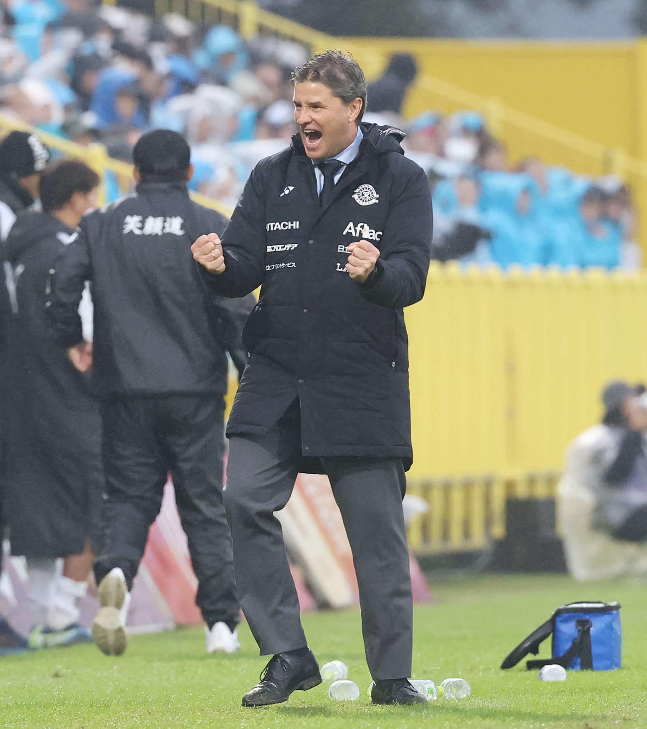 柏対横浜FC　勝利しガッツポーズする柏ロドリゲス監督（撮影・宮地輝）