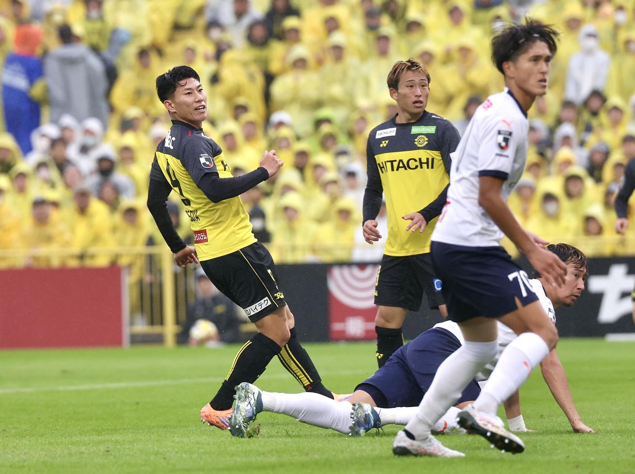 柏対横浜FC　後半、シュートを放つも外れる柏細谷（撮影・宮地輝）