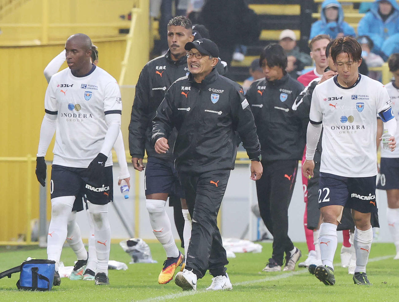 柏対横浜FC　敗れて厳しい表情で引き揚げる横浜FC三浦監督（中央）（撮影・宮地輝）