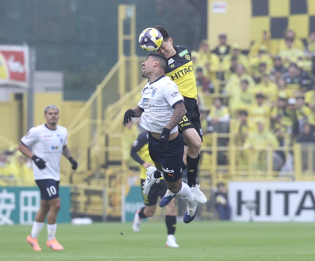 柏対横浜FC　前半、競り合う横浜FCユーリ（左）と柏戸嶋（撮影・宮地輝）