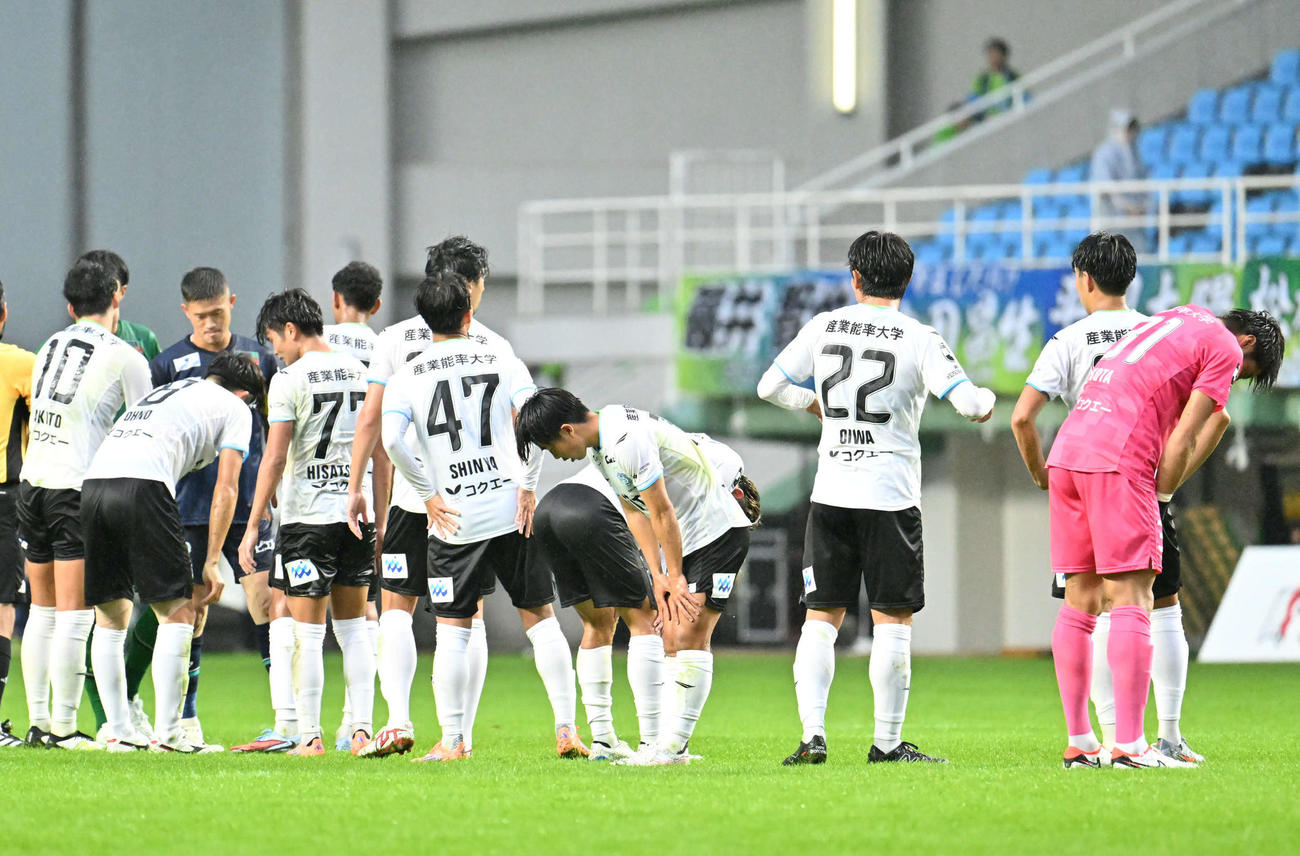 福岡対湘南　福岡に敗れ来季J2降格が確定した湘南（撮影・林敢治）