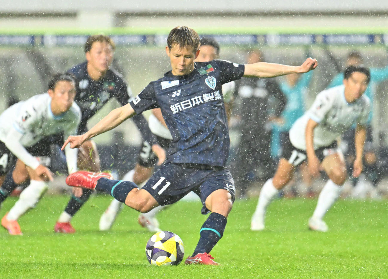 福岡対湘南　後半　福岡見木（中央）はPKで先制ゴールを決める（撮影・林敢治）