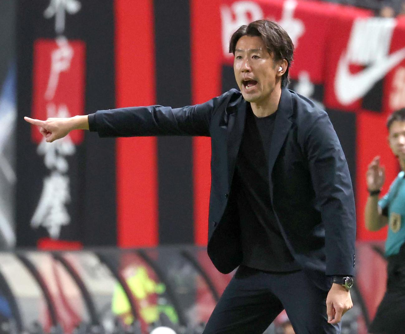 札幌対水戸　選手に指示を出す札幌柴田監督（撮影・黒川智章）