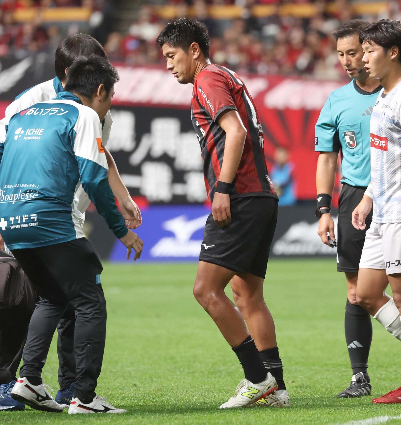 札幌対水戸　後半、負傷し交代する札幌宮沢（撮影・黒川智章）