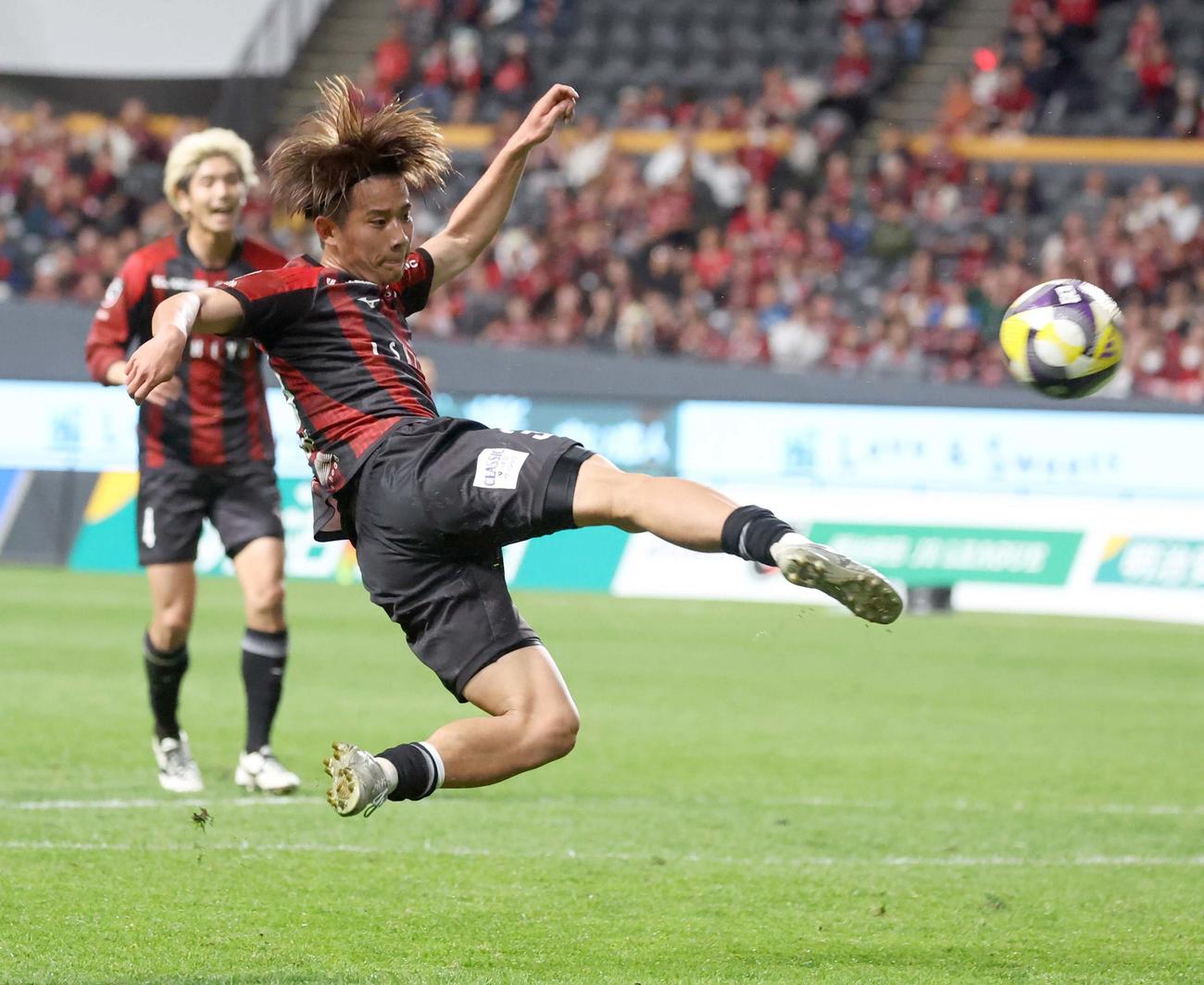 札幌対水戸　後半、ボレーシュートを放つ札幌近藤（撮影・黒川智章）