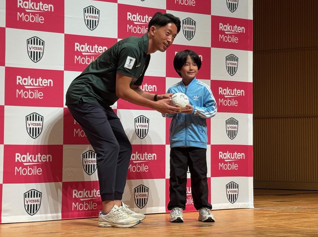 トークイベントの抽選で当たったファンにサインボールを手渡す神戸GK権田（撮影・永田淳）