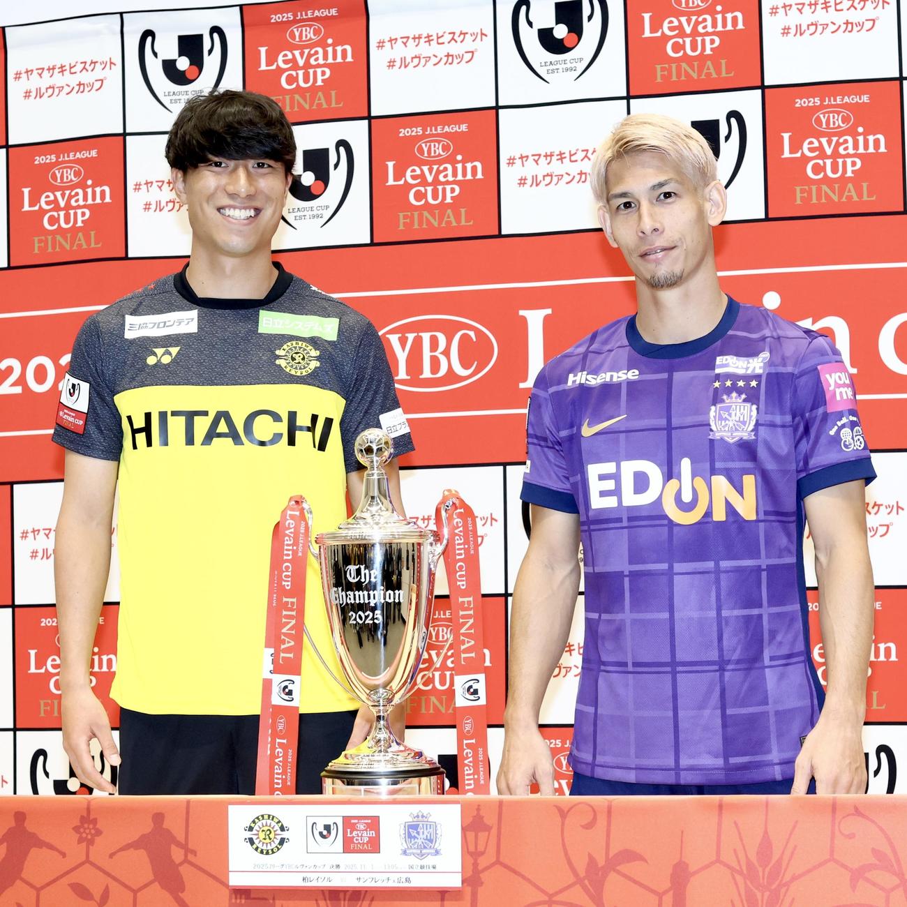 笑顔で写真に納まる柏古賀（左）と広島佐々木（撮影・河田真司）