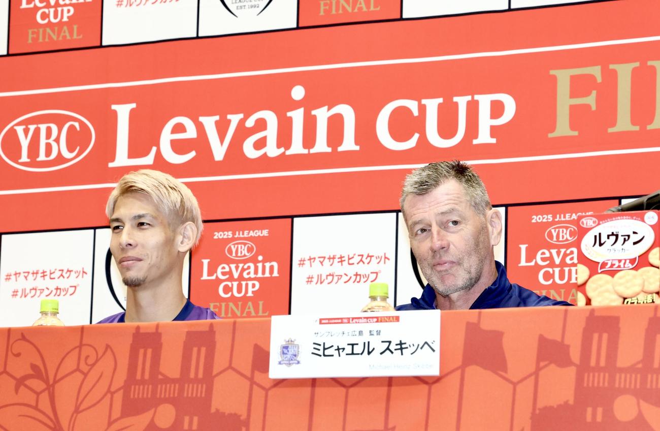 前日会見に臨む広島佐々木翔（左）とスキッベ監督（撮影・河田真司）