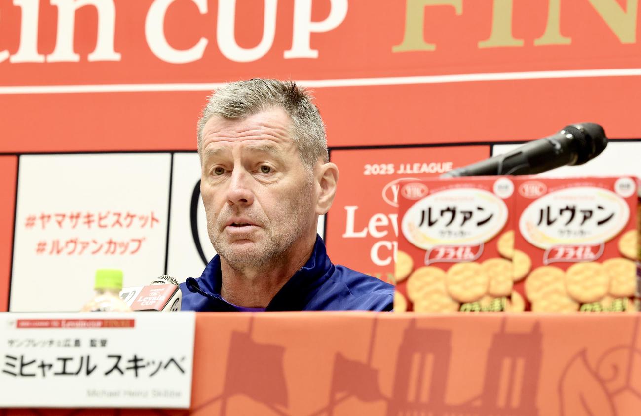 前日会見に臨む広島スキッベ監督（撮影・河田真司）