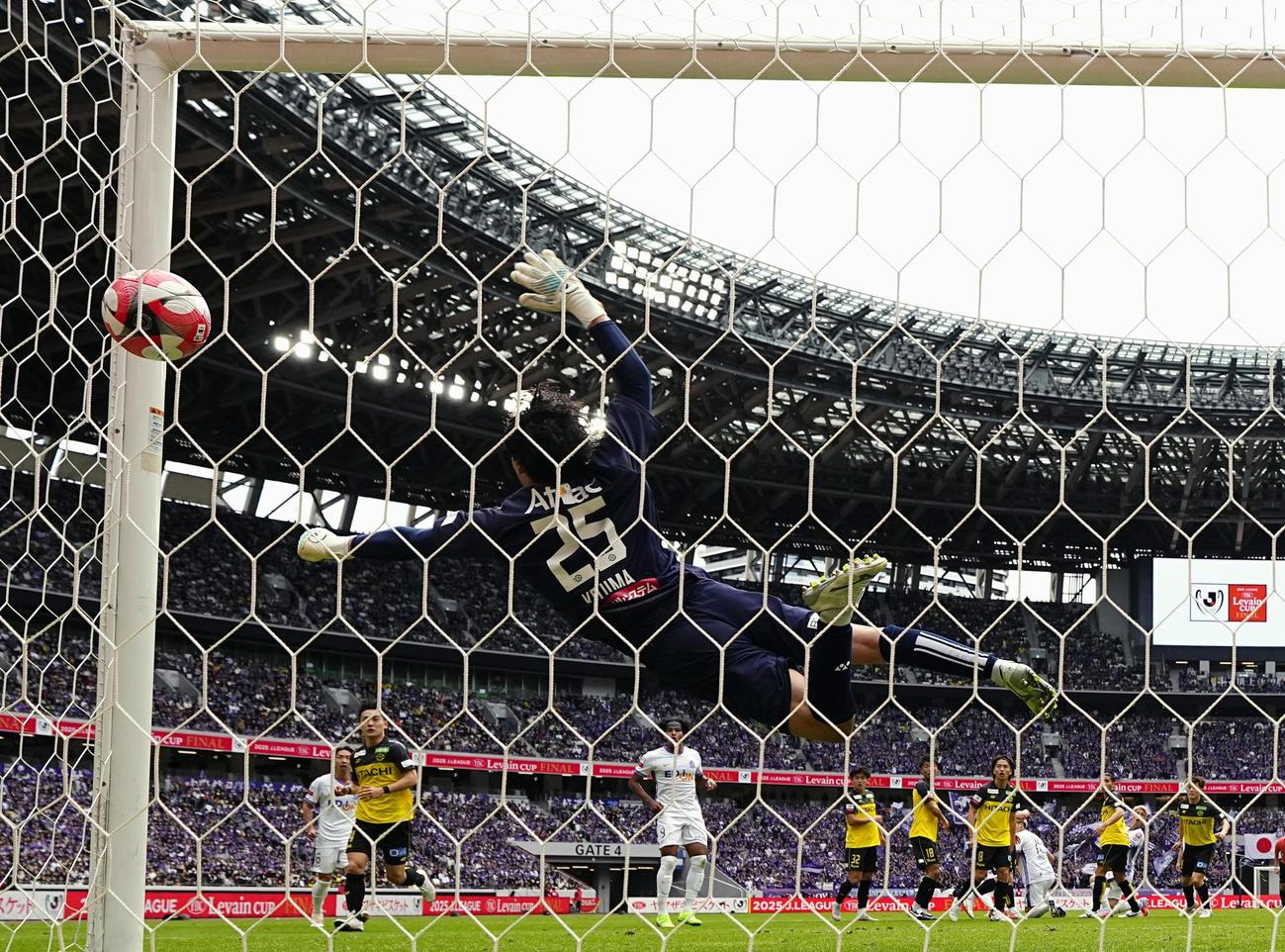 柏―広島　前半、広島MF東のFKに飛びつく柏GK小島（共同）