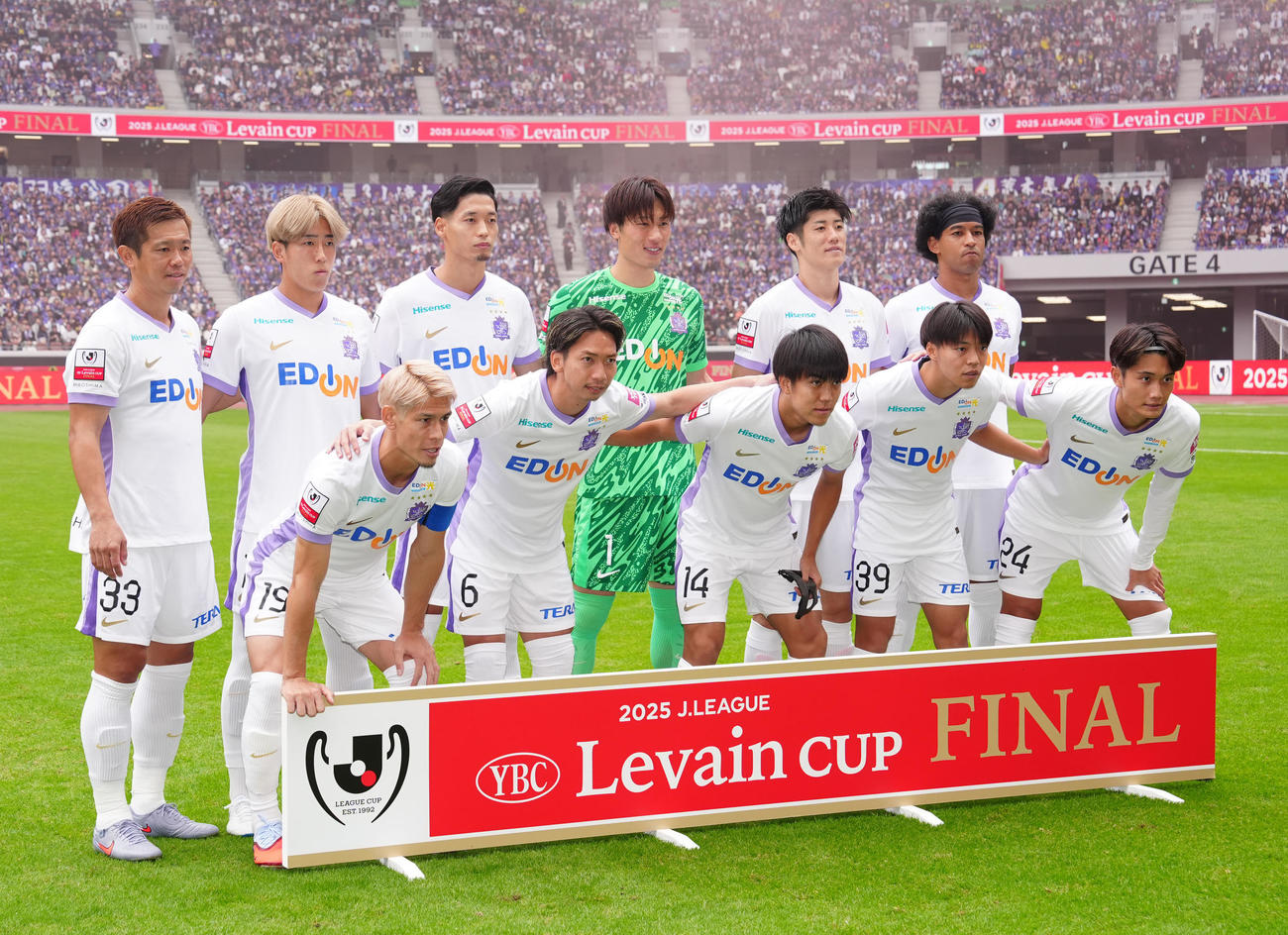 柏対広島　試合前、集合写真に納まる広島の選手たち（撮影・江口和貴）