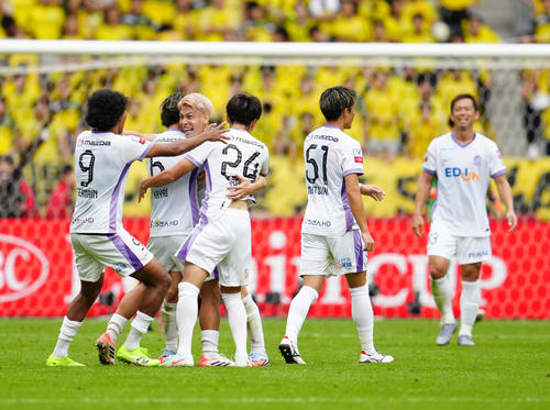 柏対広島 試合終了のホイッスルを聞き、歓喜する広島の選手たち(撮影・江口和貴)