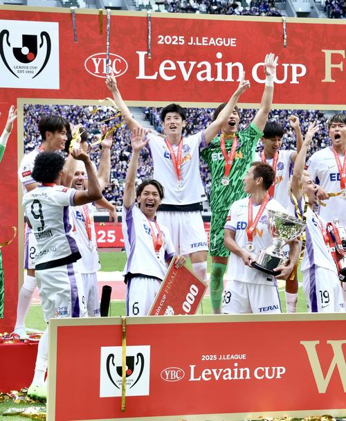 柏対広島 大会MVPの広島荒木(中央)(撮影・河田真司)