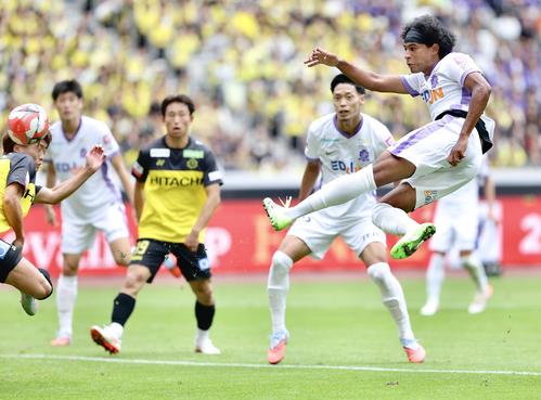 柏対広島 前半、ゴールを決める広島ジャーメイン(撮影・河田真司)