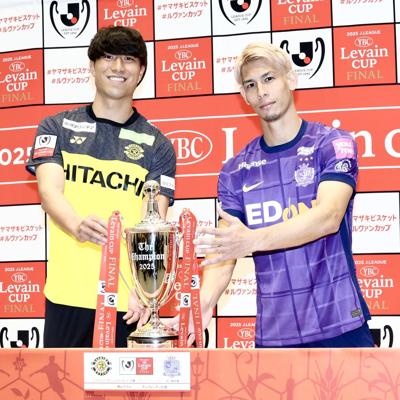 優勝カップを手に写真に納まる柏古賀（左）と広島佐々木（撮影・河田真司）