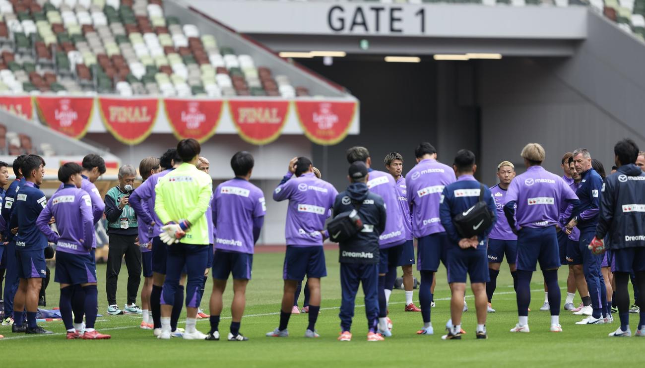 円陣を組む広島の選手たち（撮影・河田真司）