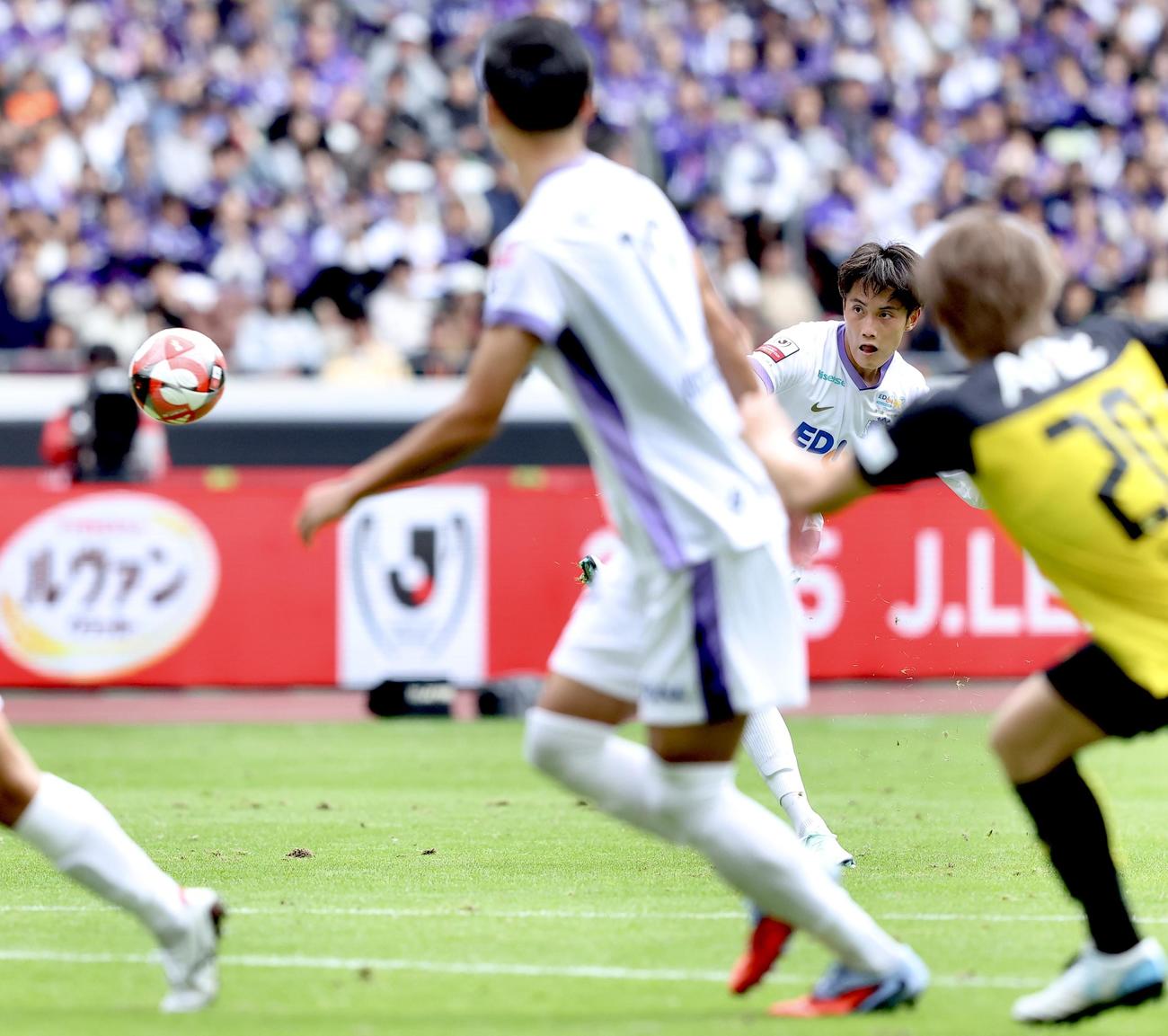 柏対広島　前半、FKでゴールを決める東（撮影・河田真司）